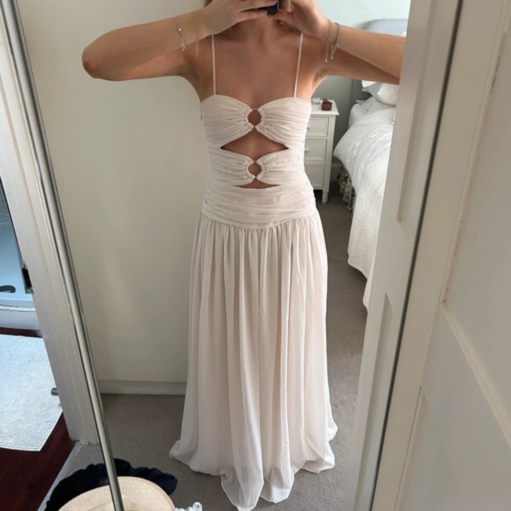 White Sleeveless Sweetheart Sundress